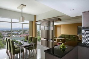 In-room safe, desk, free WiFi, bed sheets - Hotel Santika Palu (Palu)