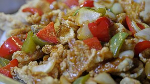 Gros plan d’un plat de légumes et de viande sautés à la poêle.