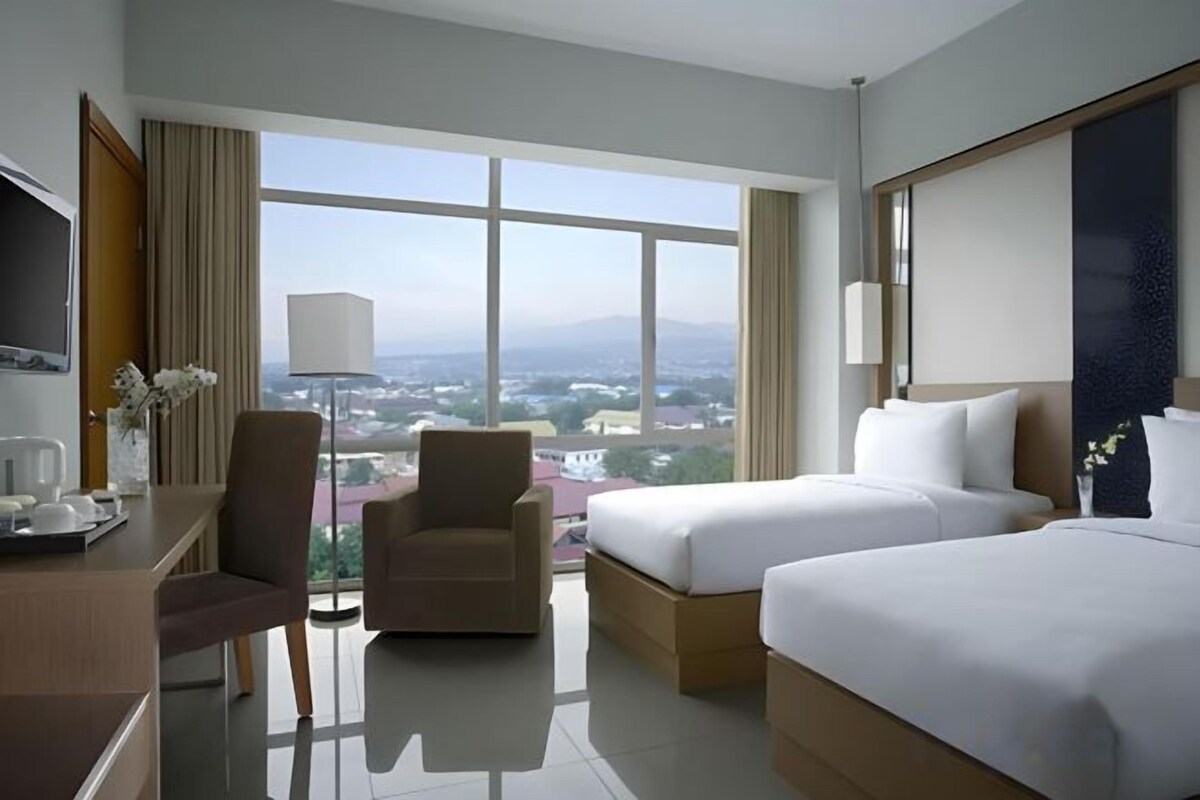 In-room safe, desk, WiFi (free), bed sheets