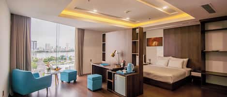 Premium Quadruple Room | Bar mini, dilengkapkan perabot secara berasingan, meja