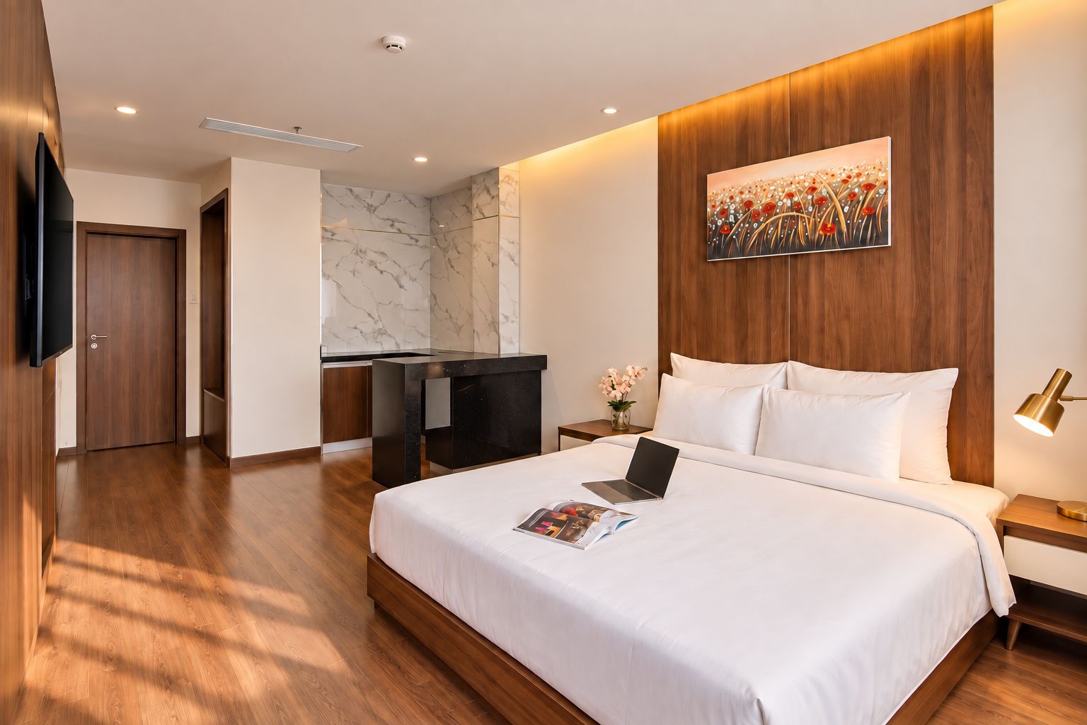 Una habitación de hotel moderna con una cama, un escritorio, un televisor y un cuadro en la pared.