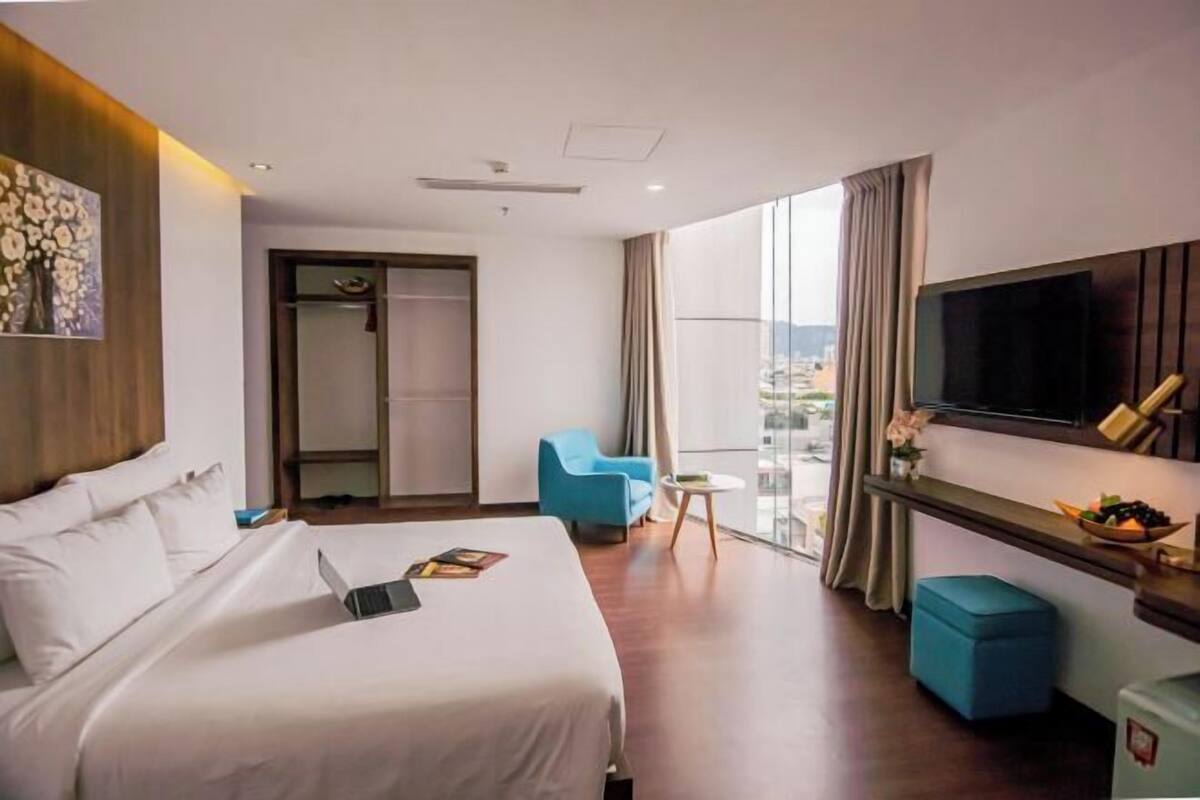 Blackout curtains, free WiFi, bed sheets