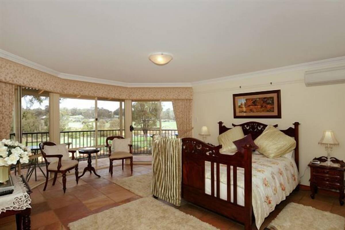 West Wing | Desk, iron/ironing board, free WiFi