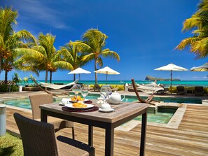 Piscine extérieure, chaises longues