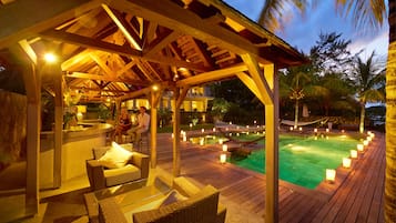 Poolside bar