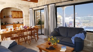 Villa, 3 Schlafzimmer, eigener Pool | Essbereich im Zimmer