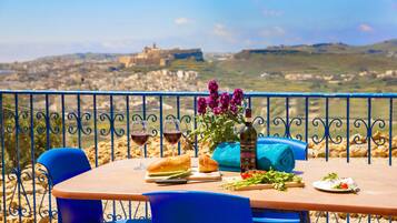 Free cots/infant beds, free WiFi, bed sheets