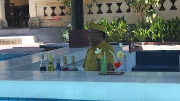 Bar tepi kolam renang