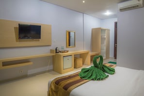 Deluxe Double or Twin Room | Desk, rollaway beds, free WiFi, bed sheets