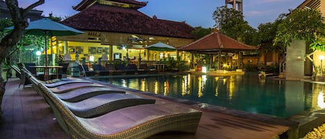 Una piscina al aire libre