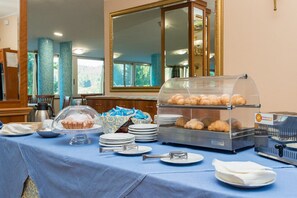 Free daily buffet breakfast