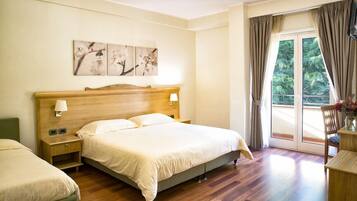 Habitación cuádruple Confort, vista a la montaña | Sábanas italianas Frette y ropa de cama de alta calidad