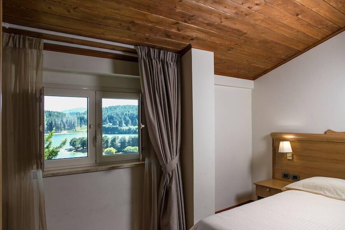 Frette Italian sheets, premium bedding, Select Comfort beds, minibar