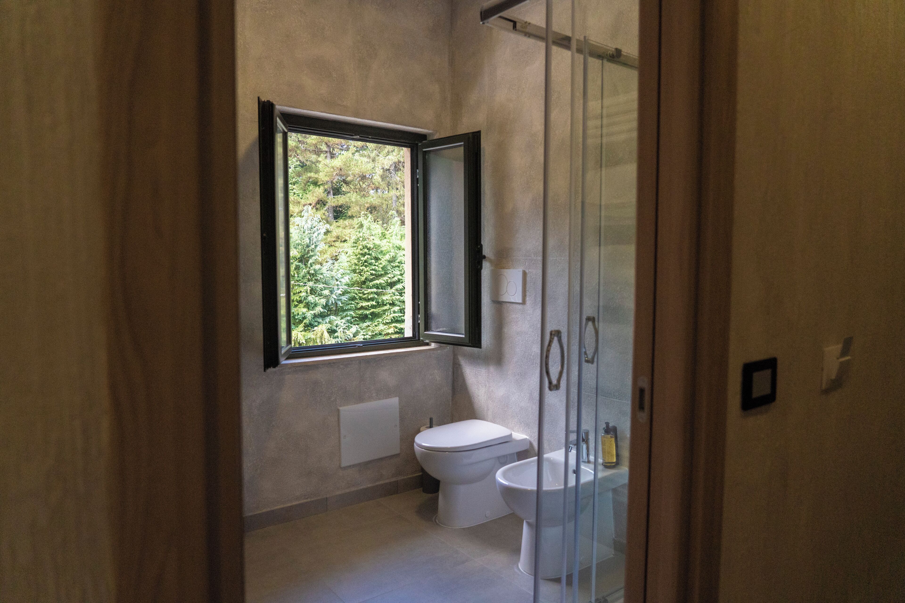 Basic Studio | Bathroom | Separate tub and shower, hair dryer, bathrobes, slippers