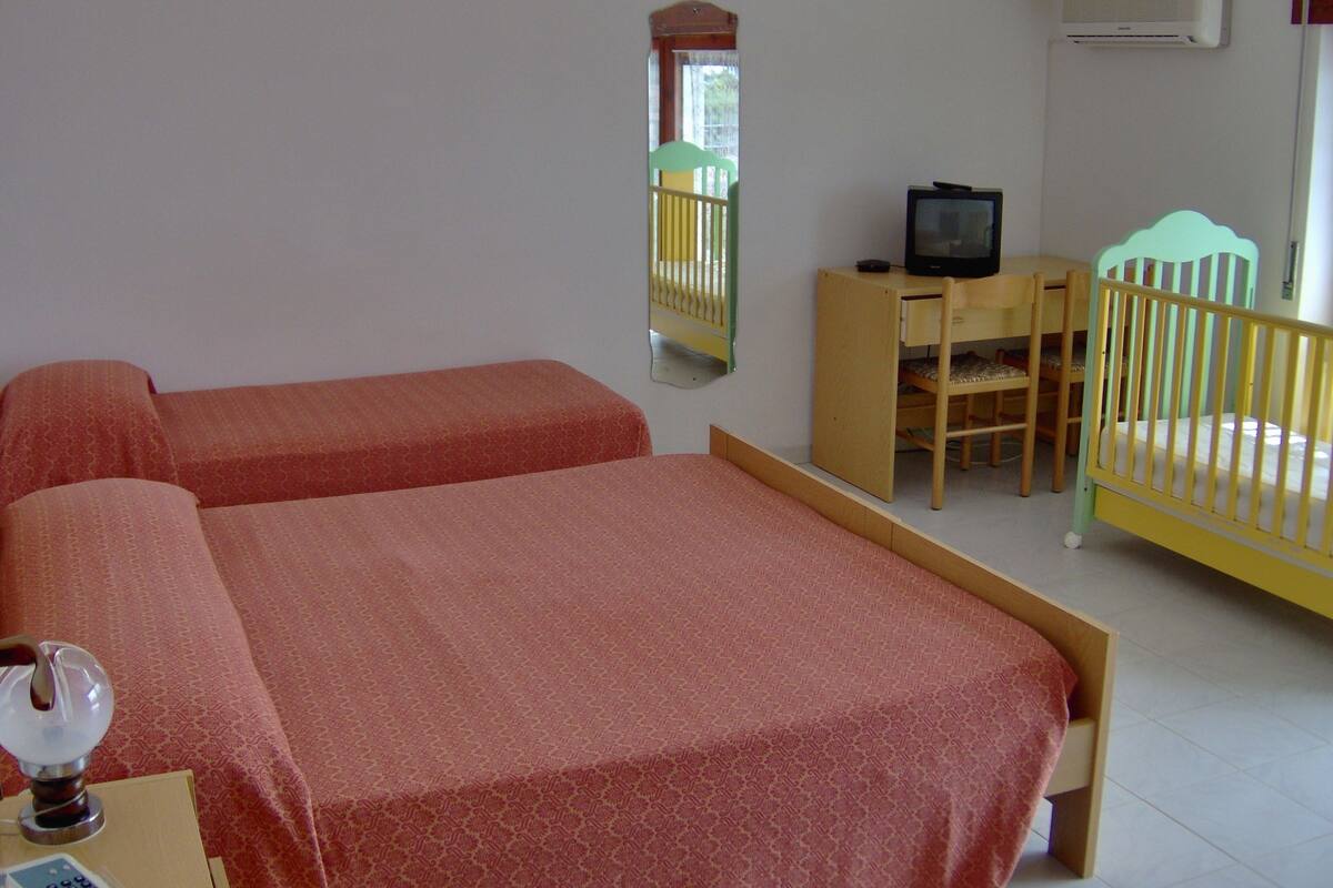 Habitación doble estándar | Caja de seguridad en la habitación, escritorio, cunas y camas extra