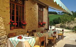 Outdoor dining - Country House Ca' Vernaccia (Urbino)