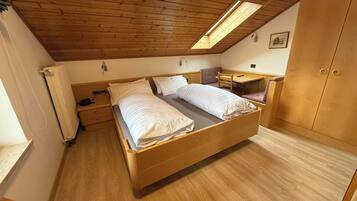 Doppelzimmer | Allergikerbettwaren, Daunenbettdecken, Zimmersafe, Schreibtisch