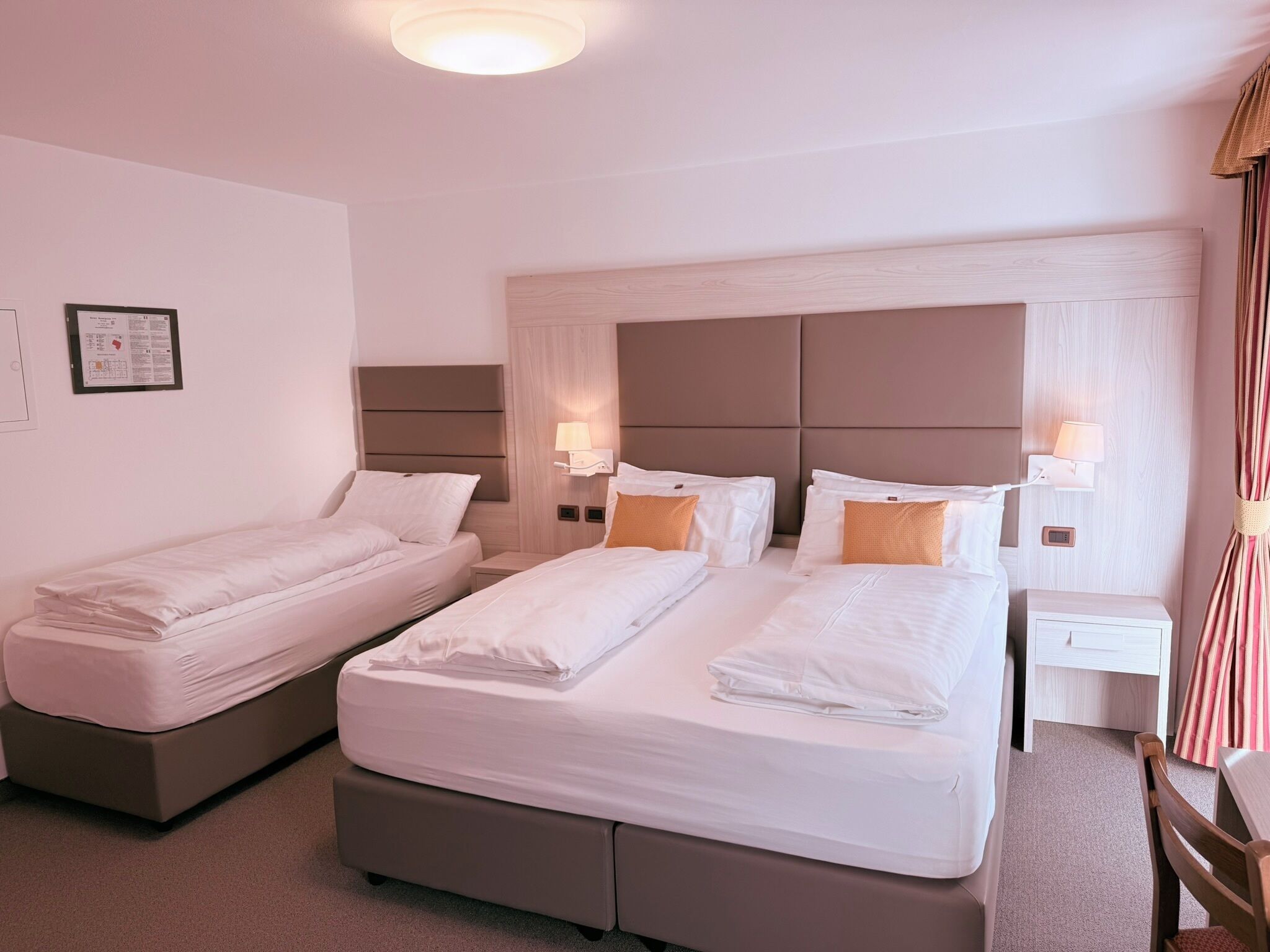 Habitación triple | Ropa de cama hipoalergénica y edredón 