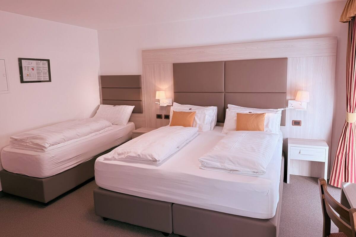 Habitación triple | Ropa de cama hipoalergénica y edredón 