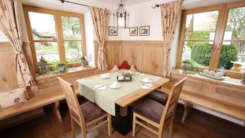 Sarapan prasmanan setiap hari (EUR 12.5 per orang)