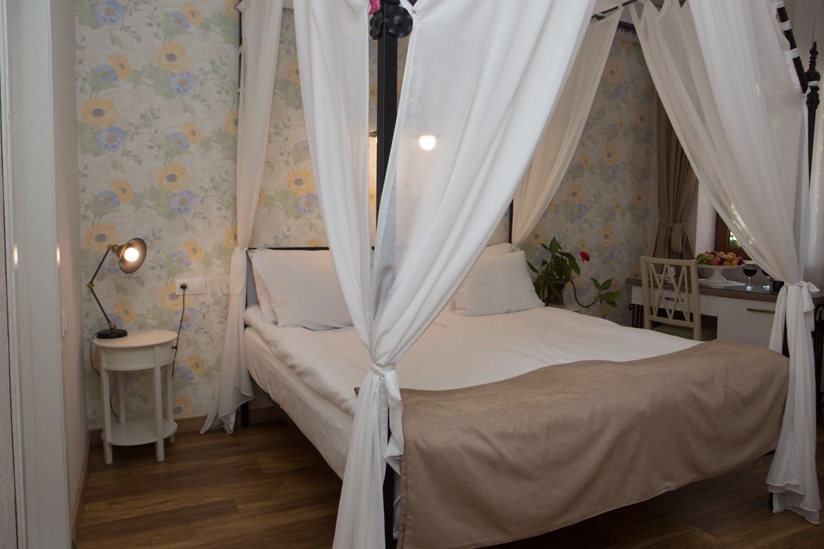 romantic room | premium bedding, down duvets, pillow-top beds, in-room safe