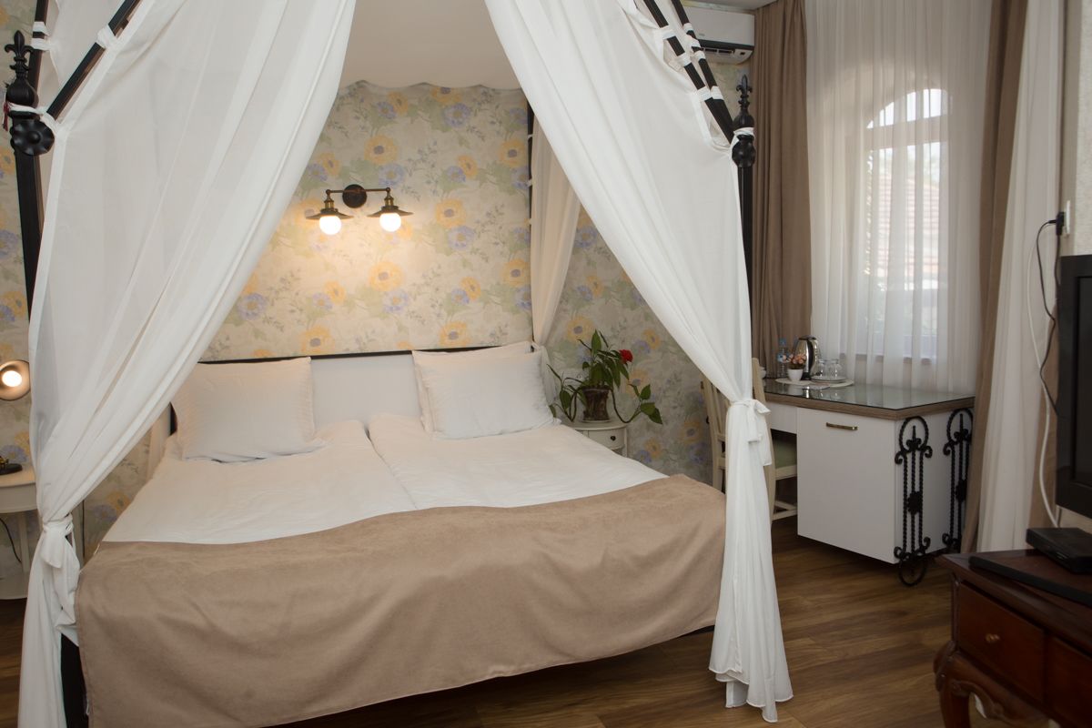 romantic room | premium bedding, down duvets, pillow-top beds, in-room safe