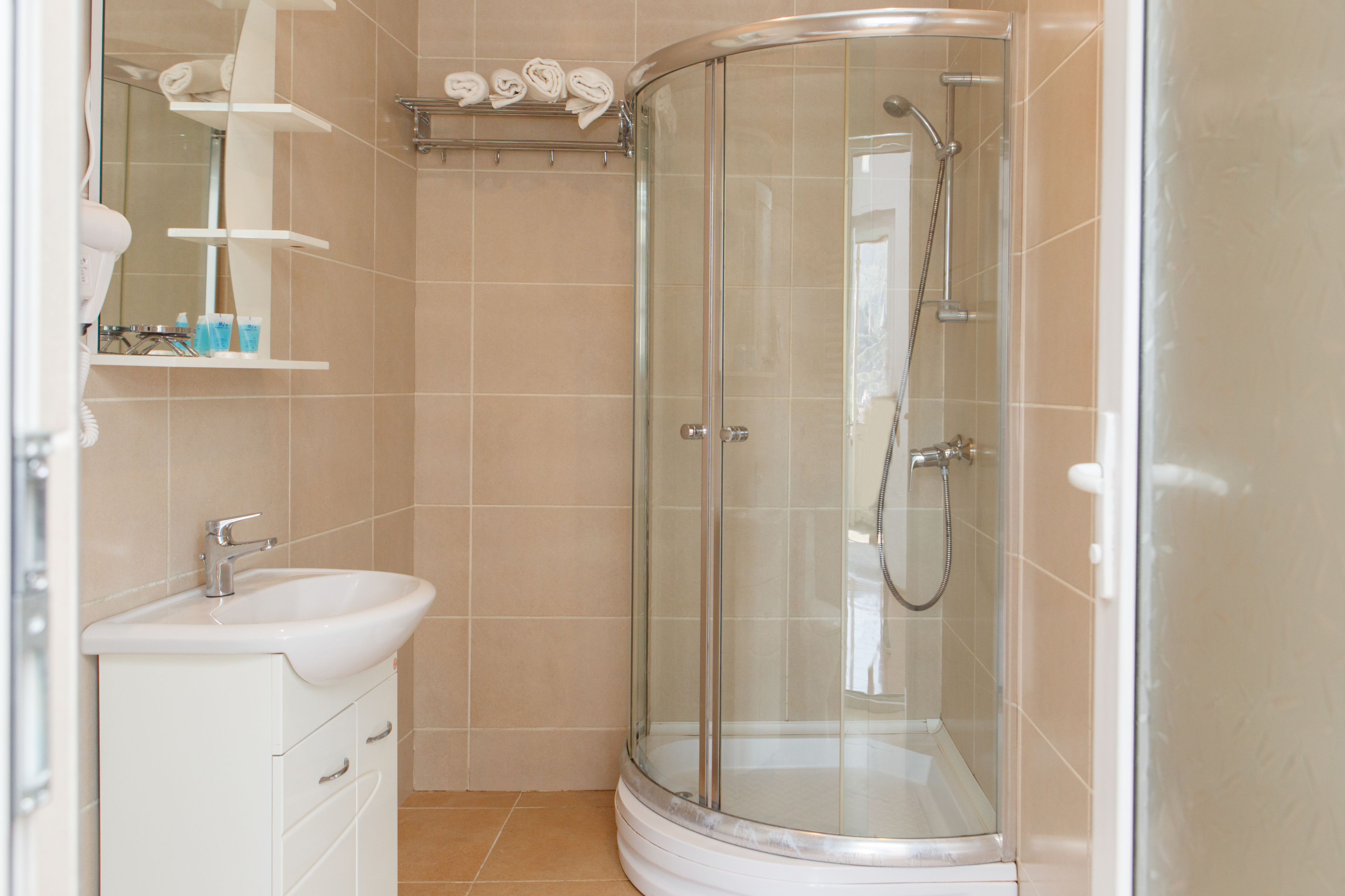 family apartment | bathroom | shower, free toiletries, hair dryer, slippers