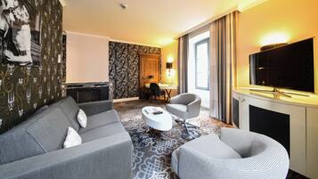 Premium Suite, Hot Tub | Living area