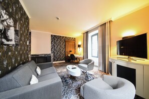 Premium Suite, Hot Tub | Living area