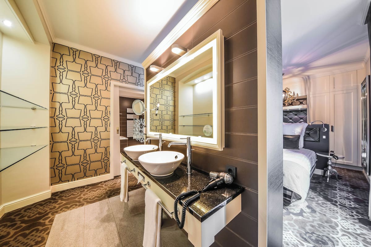 premium suite, hot tub | 1 bedroom, premium bedding, select comfort beds, in-room safe