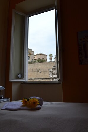 Chambre Quadruple Économique, salle de bains attenante | Vue de la chambre