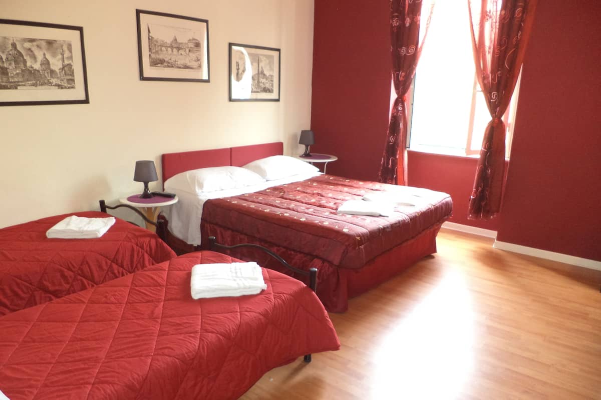 Chambre Quadruple (External Private Bathroom)