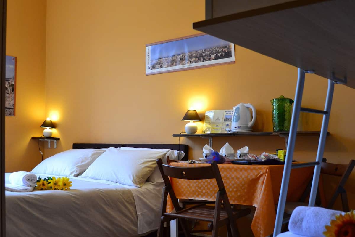 Chambre Quadruple Ăconomique (External Private Bathroom)