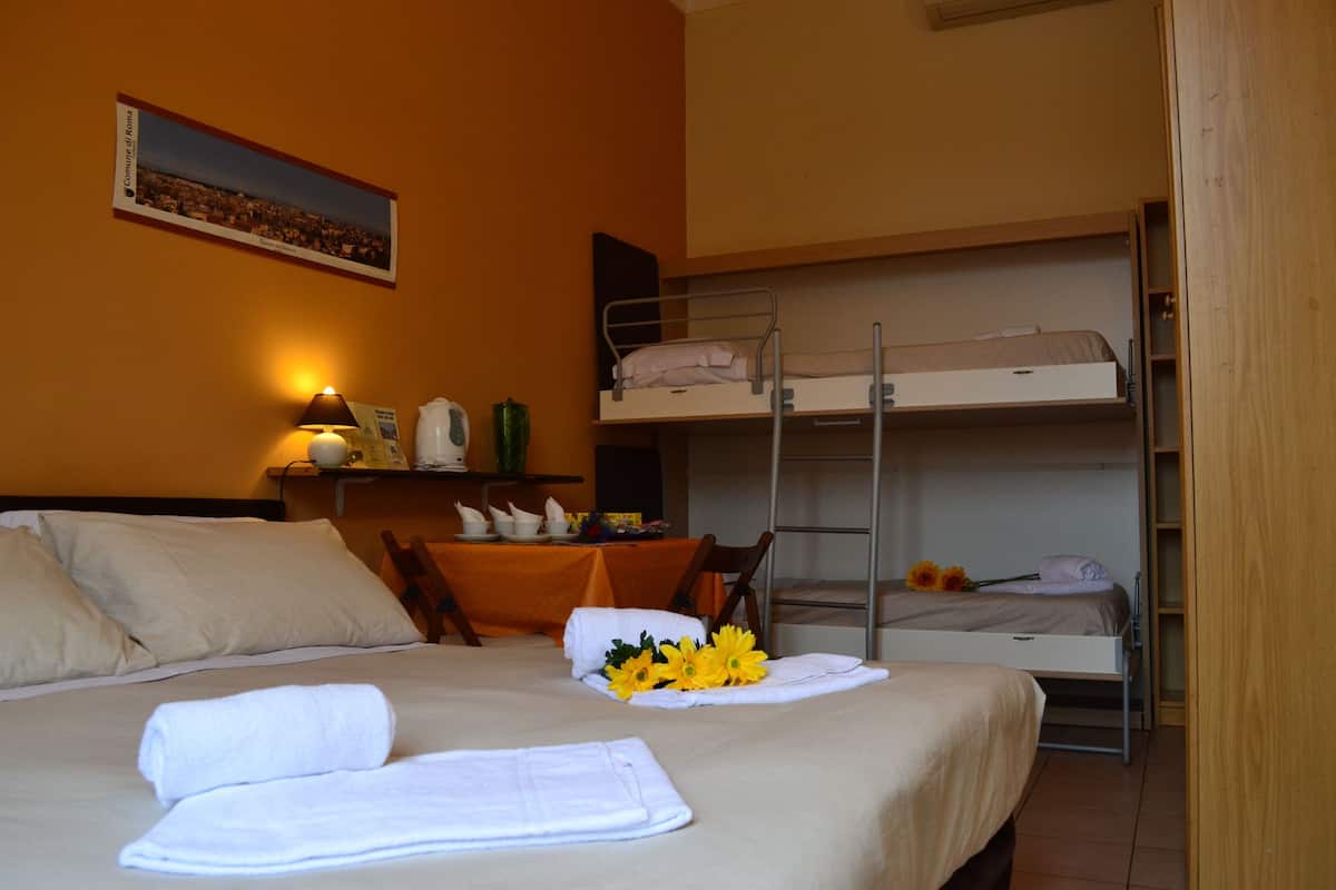 Chambre Quadruple Ăconomique, salle de bains attenante