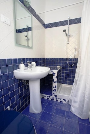 Economy Single Room, Private Bathroom | Bathroom | Shower, hair dryer, bidet, towels