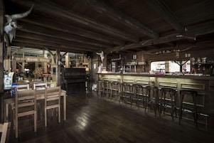 Un rústico bar con muebles de madera y un letrero que dice "Rock City".