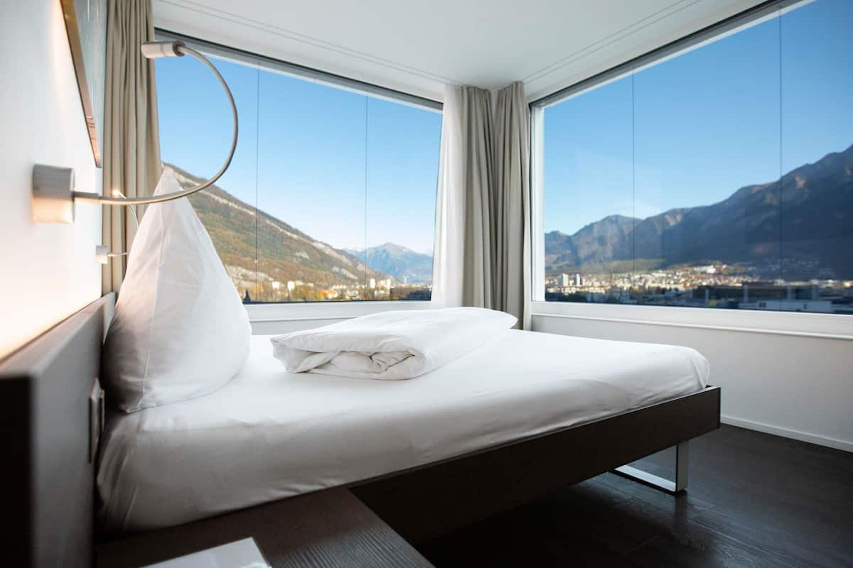 deluxe room, 1 double bed | premium bedding, down duvets, pillow-top beds, free minibar