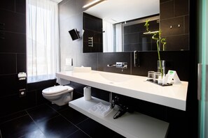 Deluxe kamer, 1 tweepersoonsbed, uitzicht op bergen | Badkamer | Een douche, designer toiletartikelen, een haardroger, badjassen