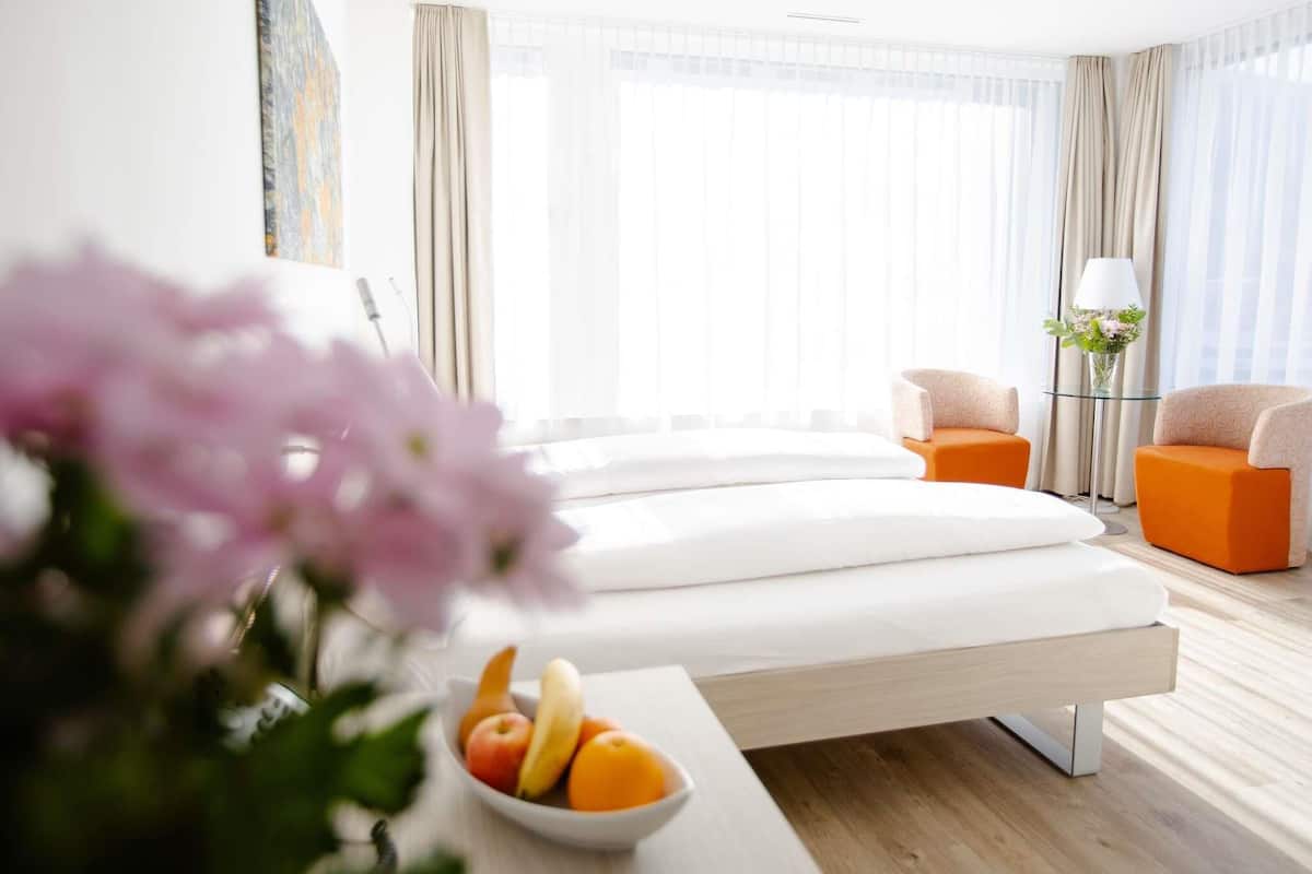 Habitación superior, 2 camas individuales, en esquina | Ropa de cama de alta calidad, edredón y camas con pillow-top