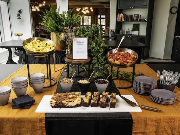 Tägliches Frühstücksbuffet gegen Gebühr