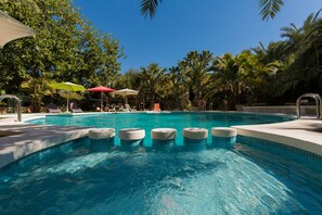 Piscine extérieure, parasols de plage, chaises longues