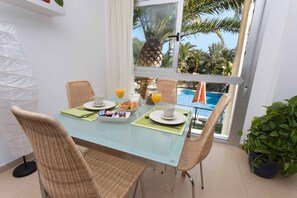 Apartament superior, terrassa (2 adults) | Sala d'estar | Televisor de pantalla plana de 26 polzades amb canals per satèl·lit 