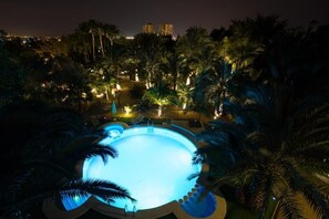 室外游泳池，開放時間為 10:00 至 22:00，提供泳池遮陽傘和日光浴躺椅