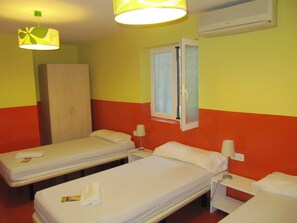 Room, Private Bathroom (1 Bed in a Coed DormRoom for 3 people) | Wi-fi percuma 