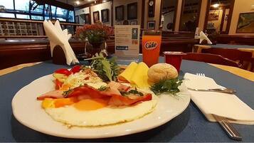 Daily continental breakfast (EUR 15.00 per person)