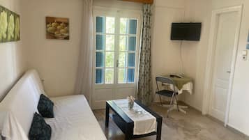 Two Bedroom Studio for 2 adults and 2 children (Sea View) | Wohnbereich | 22-Zoll-LCD-Fernseher mit Satellitenempfang, Fernseher