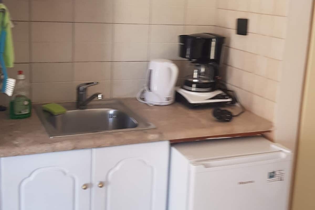 fridge, stovetop, coffee/tea maker, electric kettle
