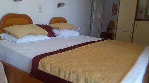 Two Bedroom Studio for 2 adults and 2 children (Sea View) | ملاءات من القطن المصري وأسرّة سليكت كومفورت وطراز فريد لكل وحدة