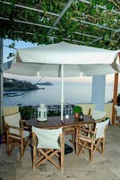 Two Bedroom Studio for 2 adults and 2 children (Sea View) | Terraço/pátio