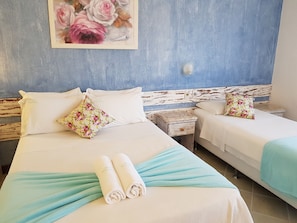 Habitación triple estándar, vistas al mar | Caja fuerte, escritorio, cunas gratuitas y wifi gratis